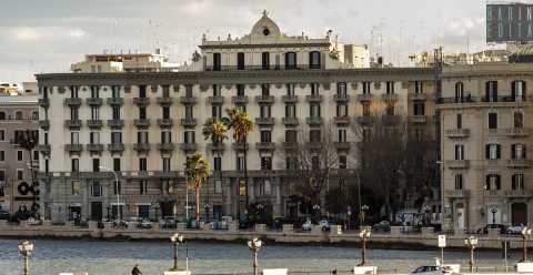 Da 100 anni si staglia imperioso sul lungomare di Bari:  l'elegante Palazzo Colonna